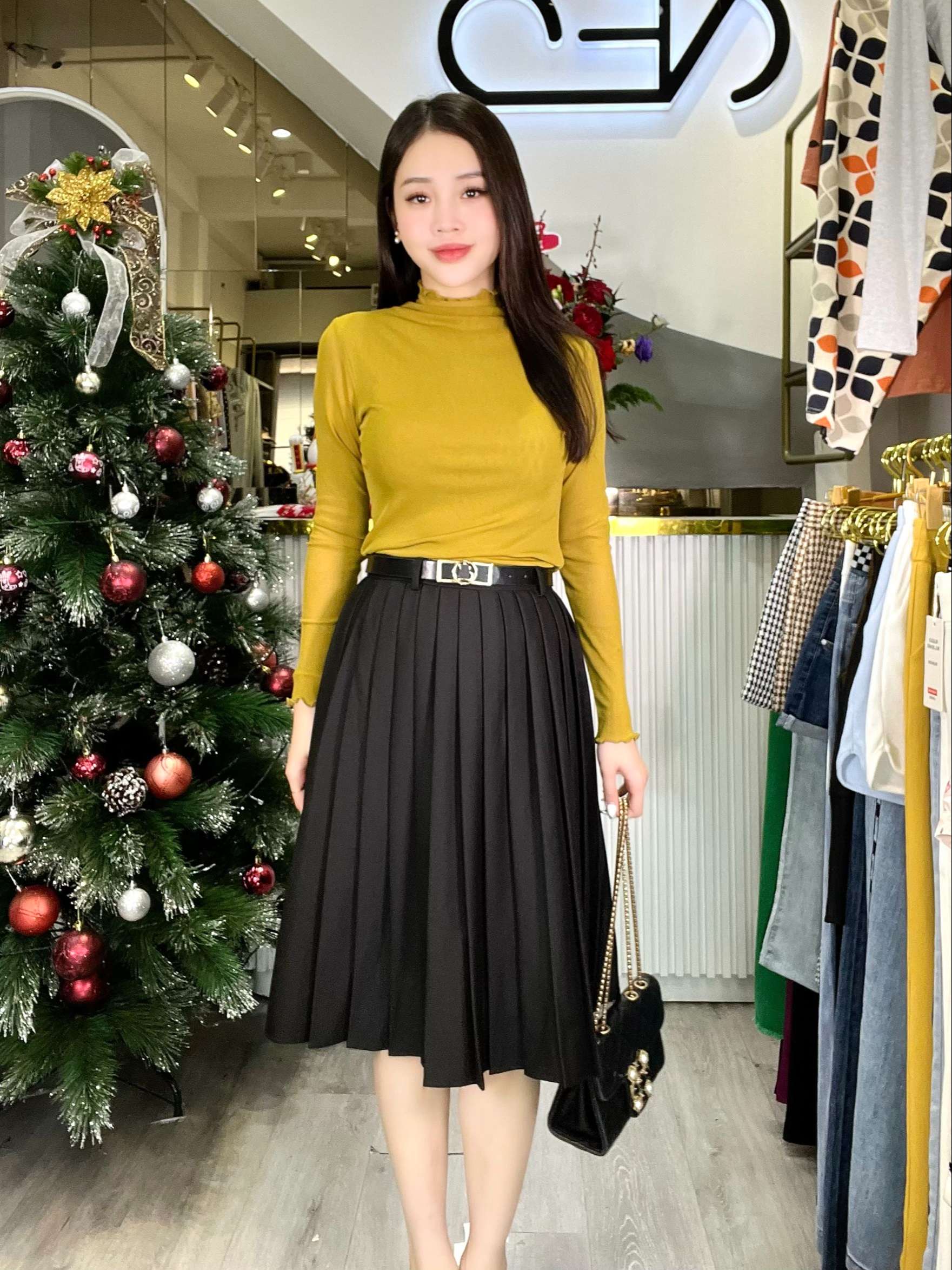 Gợi ý 10 cách mix đồ với chân váy xếp ly ngắn giúp nàng tỏa sáng Danangsale #48 Gợi ý 10 cách mix đồ với chân váy xếp ly ngắn giúp nàng tỏa sáng Danangsale